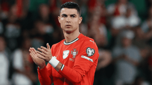 জাতীয় দলে ফিরতে প্রস্তুত রোনালদো, কোচের বিরুদ্ধে প্রতিশ্রুতি ভঙ্গের অভিযোগ