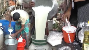 সিরাজগঞ্জে সয়াবিন-সোডা দিয়ে তৈরি হচ্ছে খাঁটি ভেজাল দুধ
