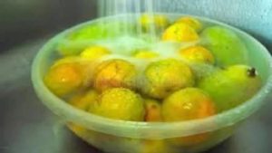 আম কাটার আগে কেন পানিতে ভিজিয়ে রাখা জরুরি