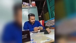ফরিদপুরে ভূমি কর্মকর্তার বিরুদ্ধে ঘুষ নেওয়ার অভিযোগ, টাকা গোনার ভিডিও ভাইরাল