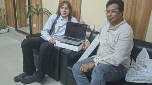 কান্নার ভিডিও দেখে জার্মান পর্যটককে ম্যাকবুক উপহার দিলেন বাংলাদেশি ব্যবসায়ী