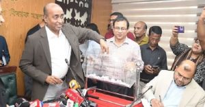লটারির মাধ্যমে ঢাকায় বদলি ১৮ সাব-রেজিস্ট্রার: দুর্নীতি ভাঙার উদ্যোগ আইনমন্ত্রীর